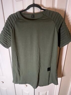 Manfinity men’s olive green short sleeve t-shirt with pleated sleeves size Large